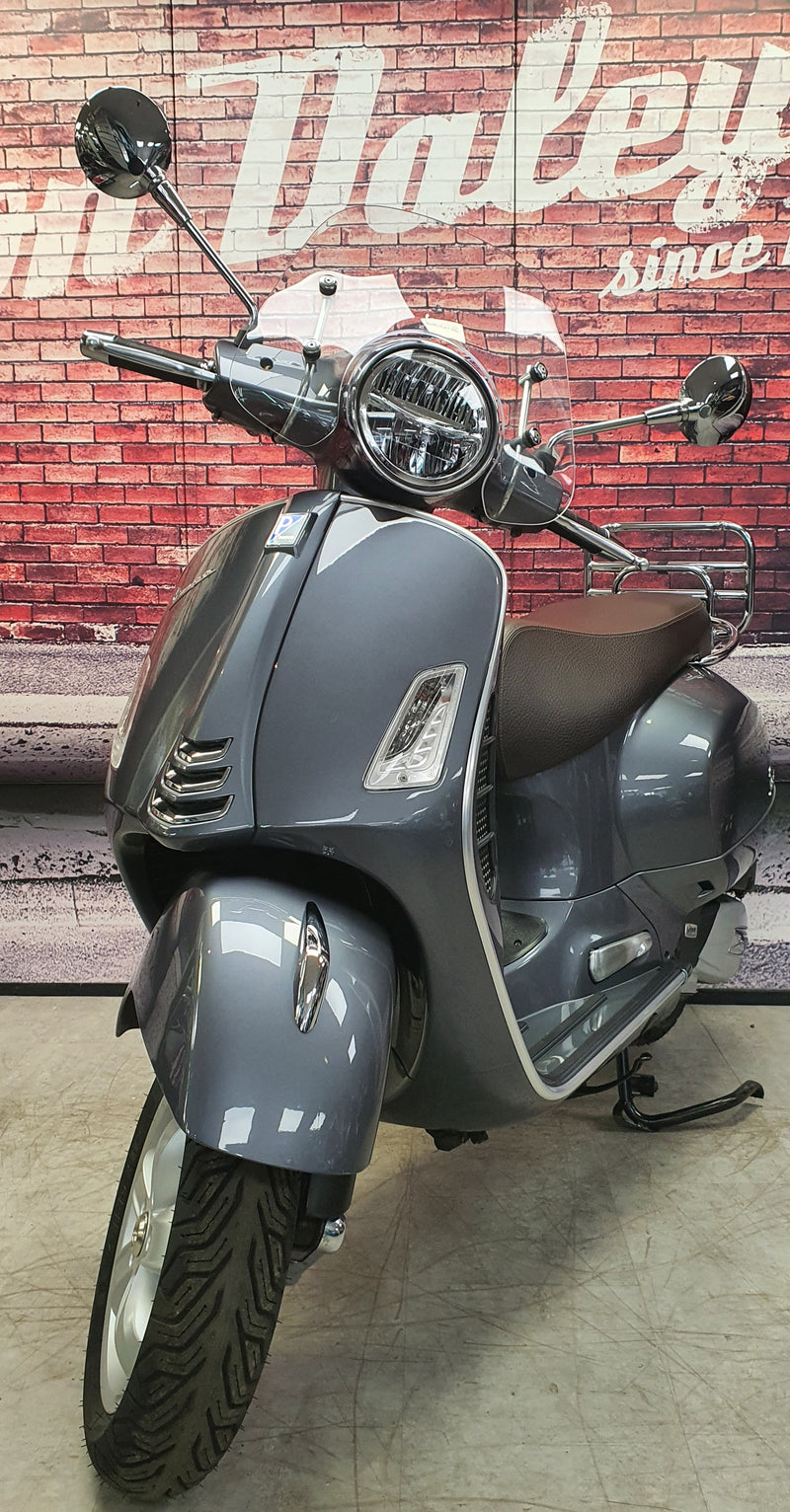 2021 Vespa GTS125 Touring Edition - Outstanding Condition